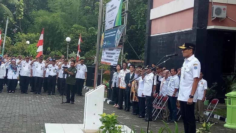 100 Hari Jadi Wagub, Sandiaga Hadiri Upacara PPSU di Cipayung 100 Hari Jadi Wagub, Sandiaga Hadiri Upacara PPSU di Cipayung