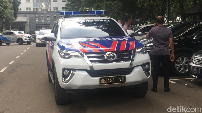 Ditlantas Polda Metro Terima Hibah 6 Unit Mobil dari Pemda Jabar