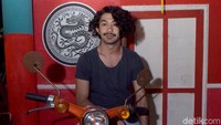 Reza Rahadian muncul dengan penampilan rambutnya yang memanjang untuk Benyamin: Biang Kerok. Foto: Noel/detikHOT