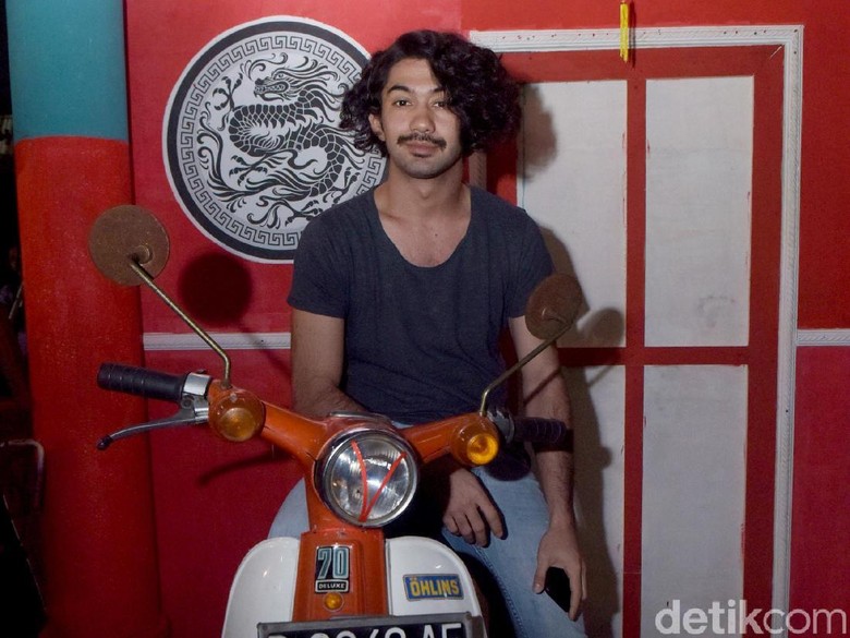 Reza Rahadian Begitu Mirip Benyamin di Teaser Filmnya Reza Rahadian Begitu Mirip Benyamin di Teaser Filmnya