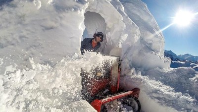 Foto: Serunya Bikin Igloo Sendiri di Swiss