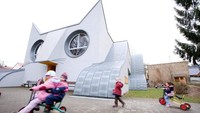 Bangunan berbentuk seperti kucing ini merupakan sekolah tingkat kanak-kanak. Bangunan ini didesain oleh seniman Tomi Ungerer dan arsitek dAyla-Suzan Yondel. Lokasinya berada di Karlsruhe, Jerman.  Foto: karlsruhe.de/Atlasobscura