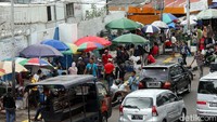 Tidak hanya membuat kumuh, keberadaan PKL dan parkir liar ini juga menyebabkan lalu lintas di kawasan tersebut semrawut.