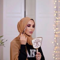 Amena Khan Punya punya hampir 400.000 subscribers di Youtube. Kepiawaiannya berdandan dan gaya hijabnya yang khas membuat videonya jadi tontonan favorit para hijabers. Hijabers asal Inggris ini juga rajib berbagi pengalaman hidup sehatnya. Foto: Instagram