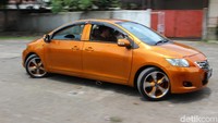 Dari 2 buah Mobil taksi buatan tahun 2012 yang dibelah menjadi dua, kini menjadi satu mobil yang unik Mobil Bermuka Dua.  