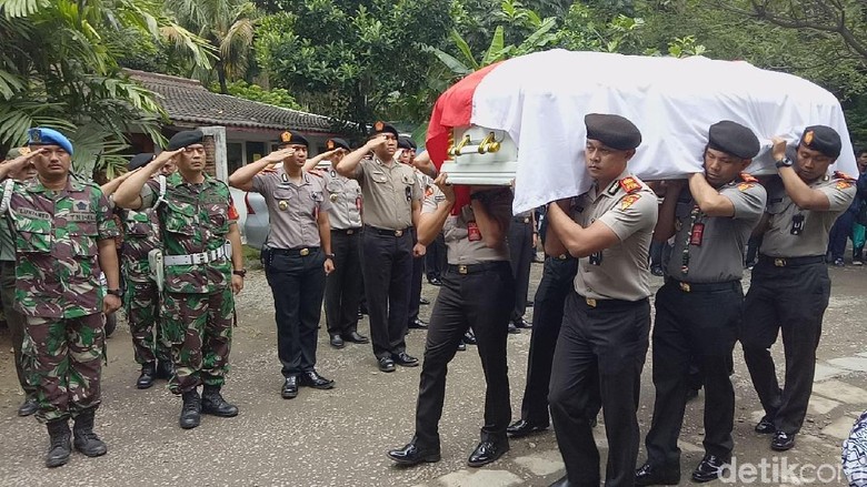 Daoed Joesoef akan Dimakamkan Secara Militer Daoed Joesoef akan Dimakamkan Secara Militer