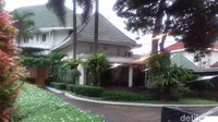 Anies merasa tidak perluada lift di rumah dinasnya tersebut.