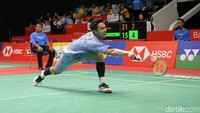 Jonatan berusaha mengembalikan shuttlecock.