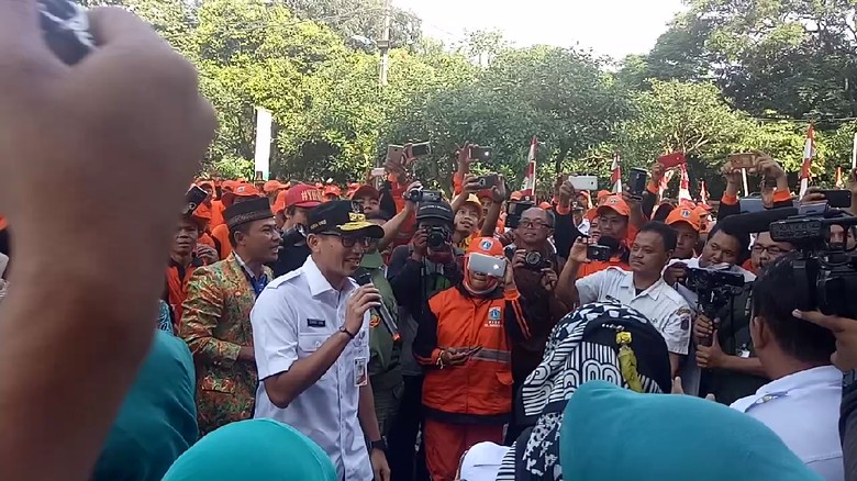 Hibur PPSU di Cipayung Jaktim, Sandiaga Goyang Terajana Hibur PPSU di Cipayung Jaktim, Sandiaga Goyang Terajana