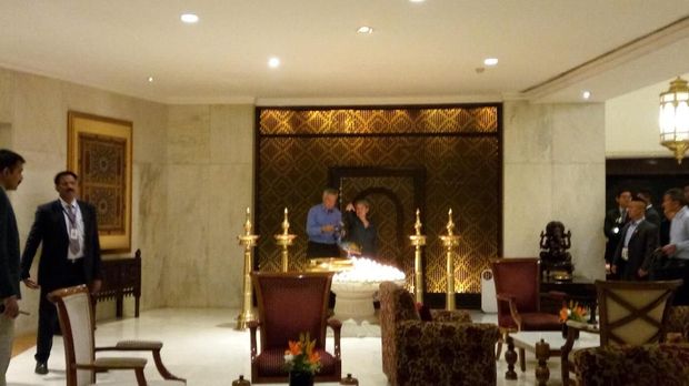 Saat PM Singapura Terkesima Lihat 'Merak' Berekor Lilin di India