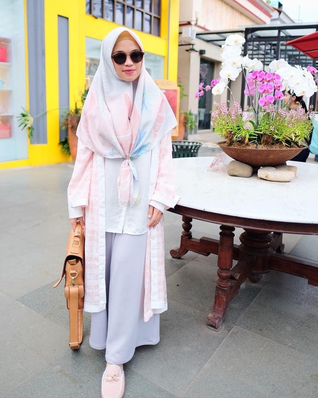Kita juga bisa tampil lebih kasual seperti Ghaida Tsurayya yang memakai celana kulot dan cardigan panjang. Ghaida memadukan warna-warna blooming pastel dan menyelaraskannya dengan hijab scarf motif di bagian kepala. Foto: Instagram