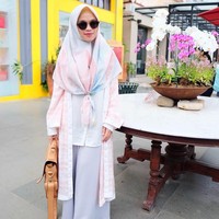 Kita juga bisa tampil lebih kasual seperti Ghaida Tsurayya yang memakai celana kulot dan cardigan panjang. Ghaida memadukan warna-warna blooming pastel dan menyelaraskannya dengan hijab scarf motif di bagian kepala. Foto: Instagram