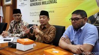 Ketua Fraksi PKS Jazuli Juwaini (tengah) menggelar jumpa pers dengan didampingi Sekretaris Fraksi PKS Sukamta (kiri) dan Nasir Djamil (kanan), Rabu (24/1/2018).