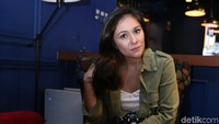 Wanita berusia 32 tahun itu selalu berhasil tampil menawan.