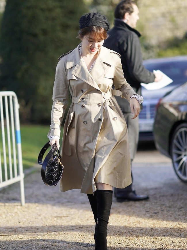 Penampilannya tampak semakin manis dengan topi beret warna hitam yang jadi tren fashion 2018. Hye Kyo pun memadankannya dengan sepatu boots hitam.  Foto: dok. Getty Images