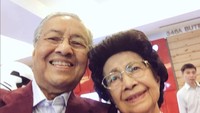 Mahathir Mohammad saat selfie bersama sang istri. Disebut-sebut ini adalah salah satu caranya untuk lebih kekinian dan menggaet suara dari anak muda. 