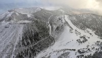 Gunung api Kusatsu Shirane yang berada di kawasan ski resor mengalami erupsi pada Selasa (23/1/2018). (Foto: Dok. Kyodo/via REUTERS)