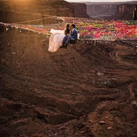 Dulu saya takut ketinggian. Jadi, ini sangat berarti banyak bisa menikah di ruang udara yang bisa membuat saya takut dan membuatnya terasa normal. Kami juga menambahkan banyak paracord ke jaring untuk pernikahan ini, sehingga memastikannya benar-benar stabil dan aman. Jika kamu tidak melihat ke bawah, cukup mudah untuk melupakan dimana kamu berada, tutur Kimberly kepada People. Foto: Instagram @_kimw_