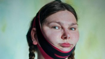 Lewat eBay, ia menemukan benda-benda kecantikan yang aneh dan absurd. Ini adalah alat untuk membuat dagu tidak berlapis. (Foto: evijalaivina)