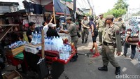 Penertiban tersebut dilakukan agar suasana di trotoar tidak semrawut dan dapat dilalui dengan nyaman oleh pengguna jalan. Lamhot Aritonang/detikcom.