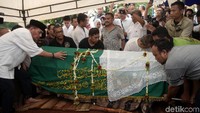 Pemakaman Sys NS di TPU Jeruk Purut, Jakarta Selatan pada Selasa (23/1) lalu. Pool/Noel/detikFoto.
