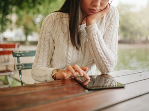 Wanita Harus Melek Teknologi, Tapi Jangan Kebablasan!