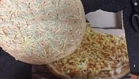 Ini pizza, lho! Pizza keju ini jauh berbeda dengan gambar  yang ada pada kemasannya. Kejunya sedikit dan terlihat seperti sudah berjamur. Foto: Istimewa