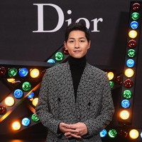 Sementara dua hari sebelumnya Song Joong Ki menghadiri fashion show Dior Homme Menswear Fall/Winter 2018/2019 di Grand Palais, Paris, 20/1/2018.  Foto: dok. Getty Images