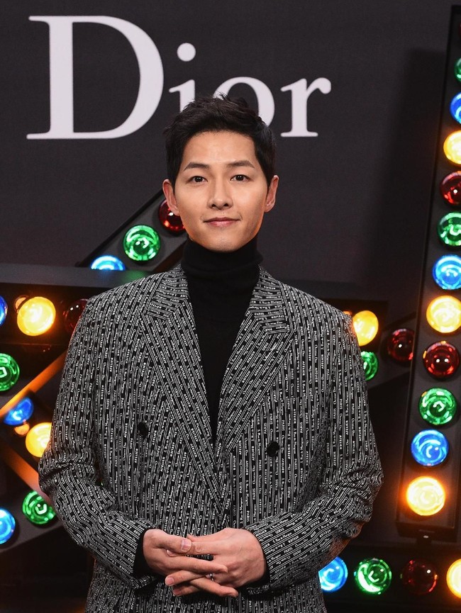 Sementara dua hari sebelumnya Song Joong Ki menghadiri fashion show Dior Homme Menswear Fall/Winter 2018/2019 di Grand Palais, Paris, 20/1/2018.  Foto: dok. Getty Images