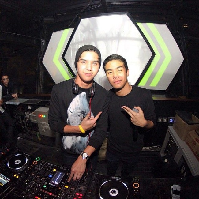 Givenchy sepertinya menjadi merek fashion favorit Al Ghazali. Pada foto ini saat menjalani profesinya sebagai DJ, Al, demikian biasa disapa, terlihat kembali memakai sweater keluaran brand Givenchy. Sweater dengan gambar ikan hiu itu harganya US$ 495 atau sekitar Rp 6,6 juta. Foto: Instagram