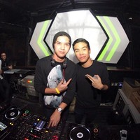 Givenchy sepertinya menjadi merek fashion favorit Al Ghazali. Pada foto ini saat menjalani profesinya sebagai DJ, Al, demikian biasa disapa, terlihat kembali memakai sweater keluaran brand Givenchy. Sweater dengan gambar ikan hiu itu harganya US$ 495 atau sekitar Rp 6,6 juta. Foto: Instagram