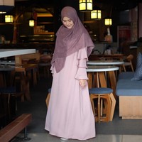 Pemilihan warna jadi salah satu hal yang dipertimbangkan untuk menghadiri acara pengajian. Warna-warna lembut seperti tampilan Nalia Rifika bisa jadi pilihan tepat. Agar tak terkesan monoton, pilih busana dengan detail ruffle atau lonceng seperti pilihan Fika ini. Foto: Instagram