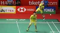 Marcus melompat untuk melakukan smash.