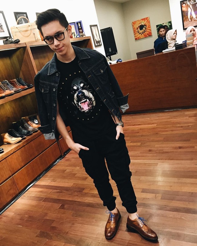 Putra aktor Ferry Salim yang populer setelah membintangi serial Anak Artis, Brandon Salim berpose #ootd dengan kaus Givenchy seharga Rp 10,6 juta. Foto: Instagram