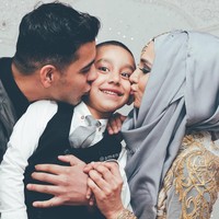 Hijabers cantik ini sudah punya satu anak laki-laki bernama Ibraheem. Suaminya, Osaama terlihat mendukung penuh karir Amena Khan. Foto: Instagram