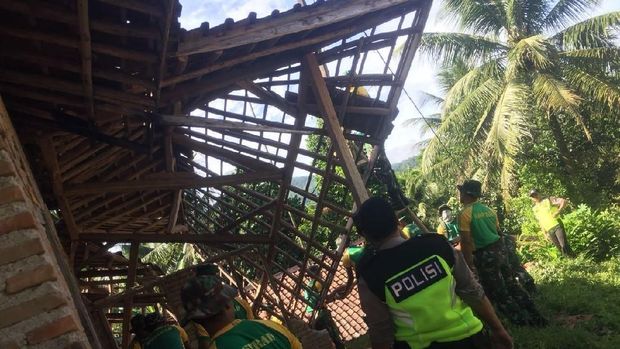 Prajurit Kostrad Bantu Korban Gempa Banten Bersihkan Reruntuhan Rumah