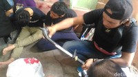 Selain senjata tajam, dari lokasi ini polisi juga menyita sepucuk senjata api rakitan.