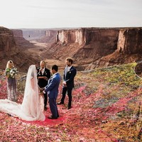 oto-foto pernikahan ini menunjukkan pengantin wanita di jaring warna-warni saat mereka mengucapkan ikrar janji suci. Di latar belakangi dengan tebing indah dan juga formasi batuan yang terlihat menakjubkan Foto: Instagram @_kimw_