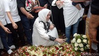 Sang istri tampak tegar meskipun kesedihan terlihat di raut wajahnya. Pool/Noel/detikFoto.