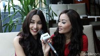 Lucinta Luna dan rekan duetnya saat ditemui di kawasan Sabang, Jakarta Pusat pada Selasa (23/1). Pool/Ismail/detikFoto.