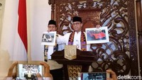 Anies juga pernah mengenakan busana betawi lengkap peci dan mengalungkan sarung saat mengumumkan perihal penunggak pajak mobil mewah di DKI Jakarta. dok.detikcom