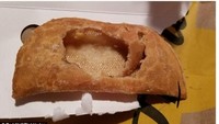 Judulnya sih beli apple pie. Dimakan hangat, rasa apel dan kayu manisnya meleleh di mulut. Tapi apa daya, rasa tadi tidak akan didapat karena pienya kosong. Foto: Istimewa