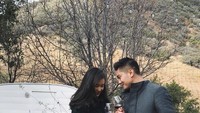 Boy dan juga sang kekasih yang sedang berlibur menikmati segelas red wine berdua. Duh, so sweet! Foto: Instagram @boywilliam17