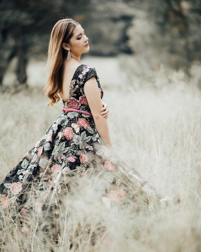 Ia pun membawa satu set gaun couture, termasuk gaun hitam floral, ungu, dan gaun hijau rancangan Garimon Roferos yang setiap gaunnya senilai Rp 130 juta. Pengambilan foto dan video tersebut pun menghabiskan sekitar Rp 83 juta. Foto: Instagram