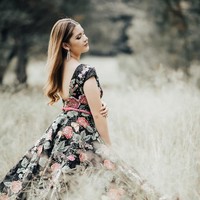 Ia pun membawa satu set gaun couture, termasuk gaun hitam floral, ungu, dan gaun hijau rancangan Garimon Roferos yang setiap gaunnya senilai Rp 130 juta. Pengambilan foto dan video tersebut pun menghabiskan sekitar Rp 83 juta. Foto: Instagram