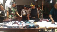 Dari lokasi polisi menyita uang tunai Rp 34 juta dan barang yang diduga bahan untuk membuat narkotika.