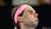 Dalam pertandingan tersebut, Nadal sempat mendapat perawatan di set keempat. Sempat bertarung hingga set kelima, Nadal akhirnya memutuskan untuk mudur dalam kedudukan 3-6, 6-3, 6-7(5), 6-2, dan 2-0 untuk keunggulan Cilic. REUTERS/Thomas Peter.