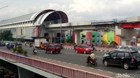Pembangunan LRT di Stasiun Pasar 16 Ilir hampir selesai. Hanya tinggal pagar pembatas yang belum semuanya terpasang.