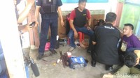 Para pelaku dimintai keterangan oleh petugas. Penggerebekan dilakukan selama 2 jam di lokasi tersebut.