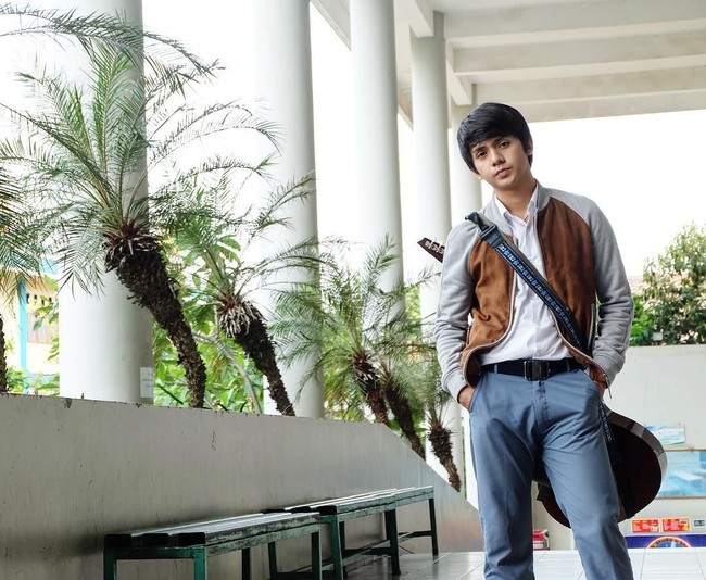 Walaupun saat ini usianya sudah 22 tahun, namun Arbani Yasiz berhasil memerankan karekter Roman sebagai anak SMA. Foto: Instagram